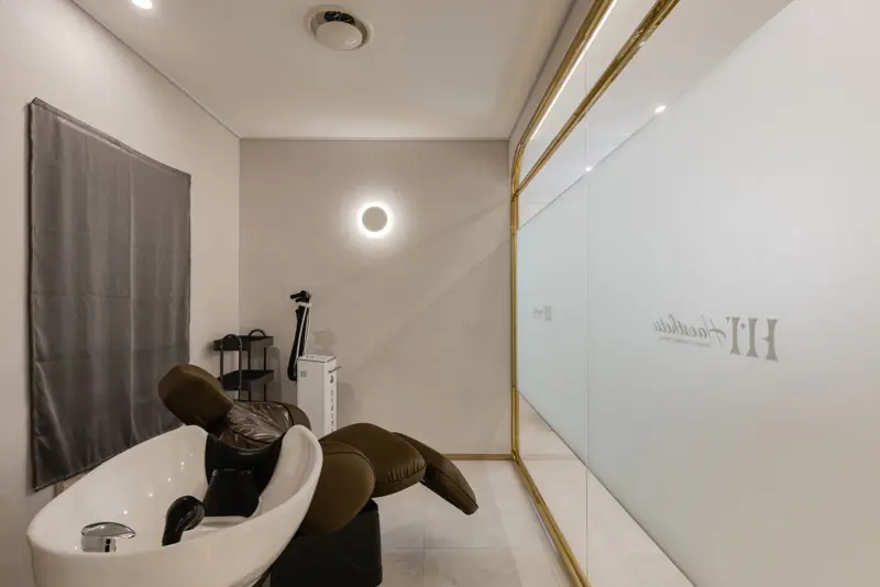 골드 포인트로 완성한 프리미엄 샴푸룸 인테리어